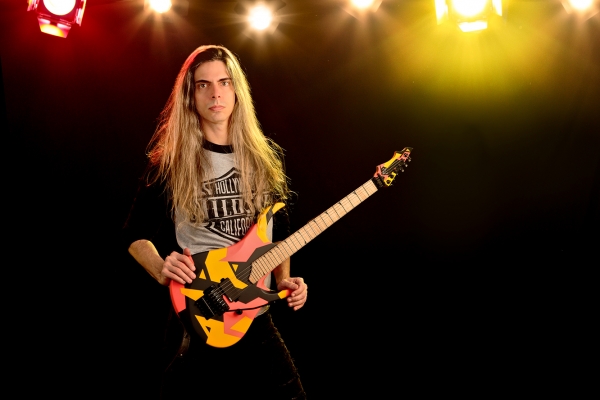Guitarrista Alex Meister cria didática para o aprendizado de guitarra