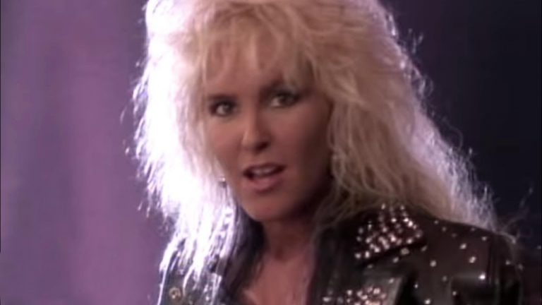 Lita Ford chutou a porta do rock e fez música como uma mulher; Confira sua biografia ‘Vivendo como uma Runaway’