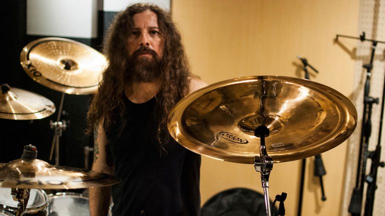 Baterista e vocalista, atualmente no Cosmic Rover, foi fundador do Panzer, Reviolence, Hefestos, Punch e passou pelo Chasing Fear Baterista e vocalista, atualmente no Cosmic Rover, foi fundador do Panzer, Reviolence, Hefestos, Punch e passou pelo Chasing Fear