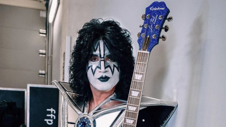 Tommy Thayer, do Kiss, doa guitarra autografada para leilão de auxílio aos roadies