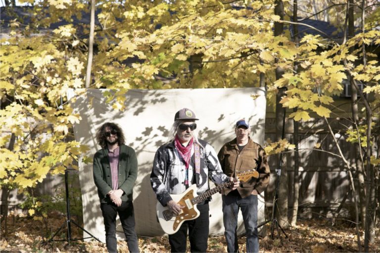 Dinosaur Jr. lança novo álbum ‘Sweep It Into Space’