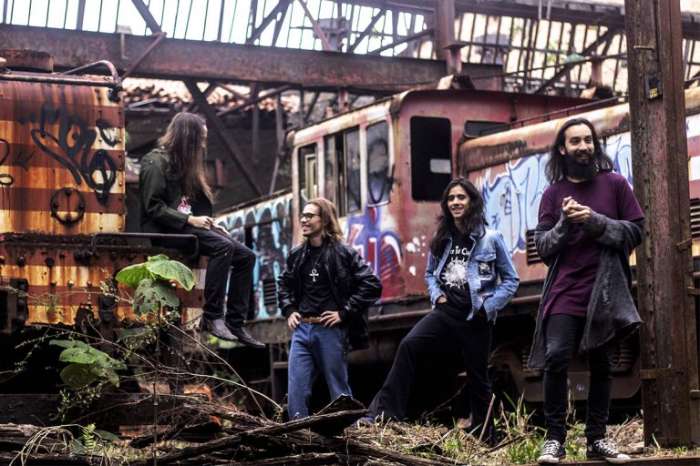 Corehum une o peso do heavy metal e o rock setentista no single ‘Workday’