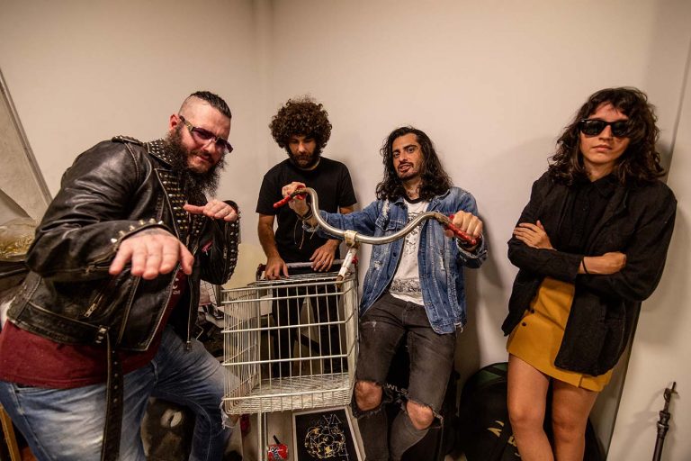 Caverjets revive Zumbis do Espaço e mostra veia ativista em música nova