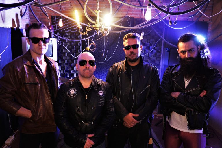 Em novo videoclipe “Machines”, Suck This Punch alia narrativa crítica à roteiro cômico