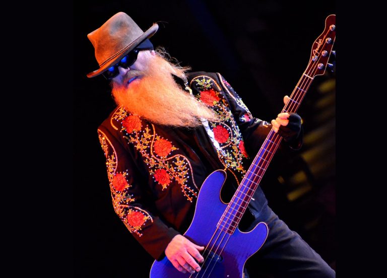 Dusty Hill, baixista da banda ZZ Top, morre aos 72 anos