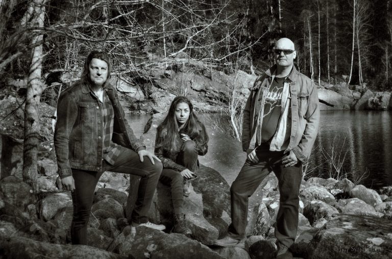 Lasse Hyytinen (Vocal e guitarra), Heidi Saarelainen (Baixo) e Marko Heikkilä (bateria) Lasse Hyytinen (Vocal e guitarra), Heidi Saarelainen (Baixo) e Marko Heikkilä (bateria)