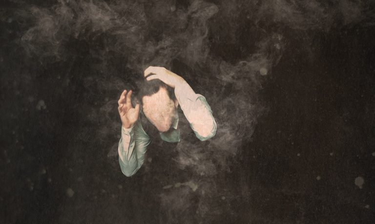 Fryer busca a luz em meio à escuridão em conceitual álbum “The Moth – Before The Darkness”