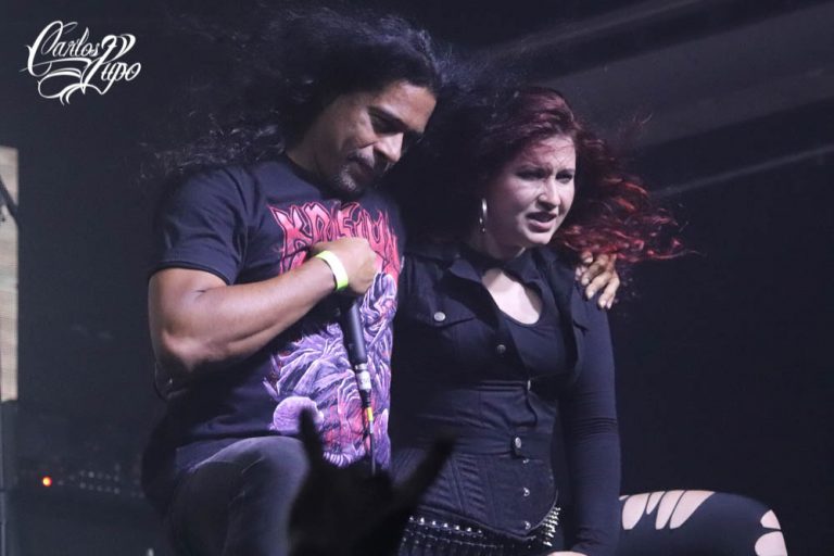 Vitor Rodrigues e Mayara Puertas cantam juntos durante o show do Torture Squad
