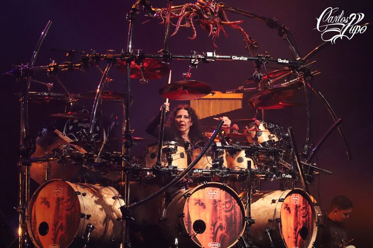 A baterista, compositora e produtora de eventos Vera Figueiredo durante apresentação do 1º Aquiles Priester Drum Festival