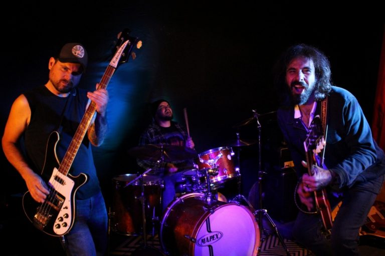 Power trio hard rock Ricardo Dezotti e os Imortais estreia pela Abraxas