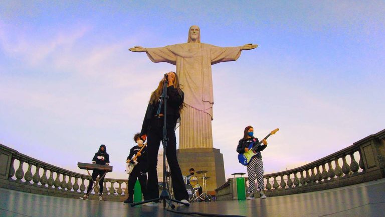 School of Rock leva rock’n’roll para o Cristo Redentor