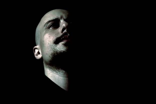 Riccardo Moccia apresenta metal experimental em novo single “Constructive”