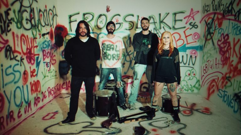 Frogslake invoca os anos 90 no clipe de “Maybe”