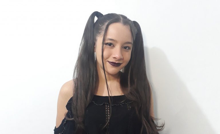 Com 14 anos, cantora Mafra assina com a Metal Relics