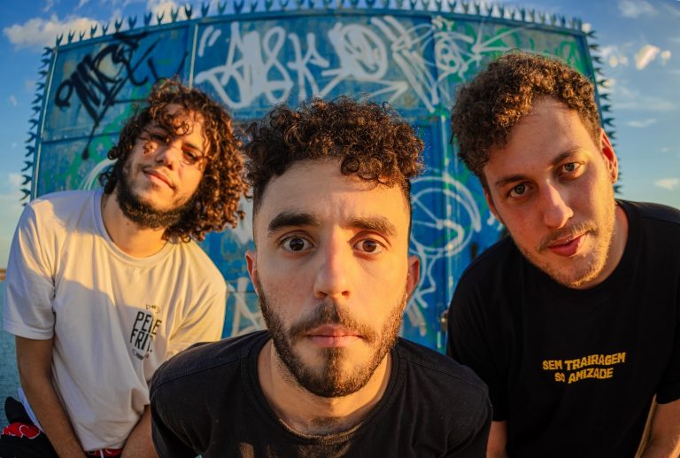 Peixe Frito transforma caos brasileiro em punk hardcore bem-humorado em disco de estreia