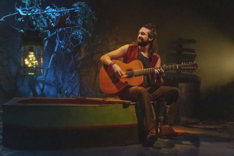 Jonavo mostra sua íntima conexão com Nashville em versão de Tennessee Whiskey