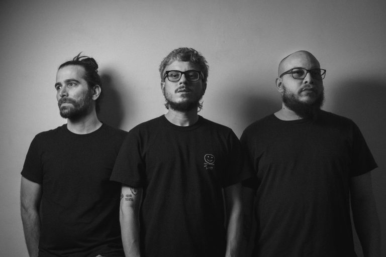 menores atos faz pré-estreia de videoclipe em show do dia 4/12 no Fabrique Club