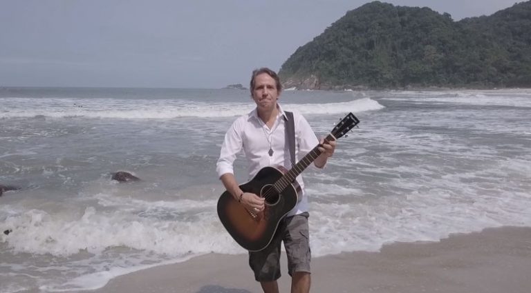 Felipe Machado, do Viper, lança videoclipe de “Na Praia”, filmado no litoral norte de São Paulo