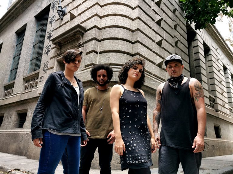 Single, também em clipe, tem timbres distorcidos e ruídos em primeiro plano, tendo como referência Turnstile, Tigercub e Thriller de Michael Jackson Single, também em clipe, tem timbres distorcidos e ruídos em primeiro plano, tendo como referência Turnstile, Tigercub e Thriller de Michael Jackson