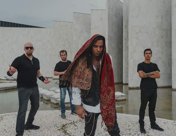 Kattah é (da esq. para dir.) Rafael Teske (baixo), André Perle (guitarra), Roni Sauaf (vocal) e Jairo Messias (bateria)