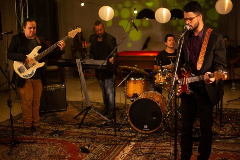 Kaio Filipe Blues Band aborda rock, romantismo e críticas sociais em EP de estreia