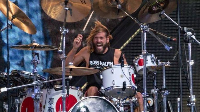 Taylor Hawkins, baterista do Foo Fighters, morre aos 50 anos