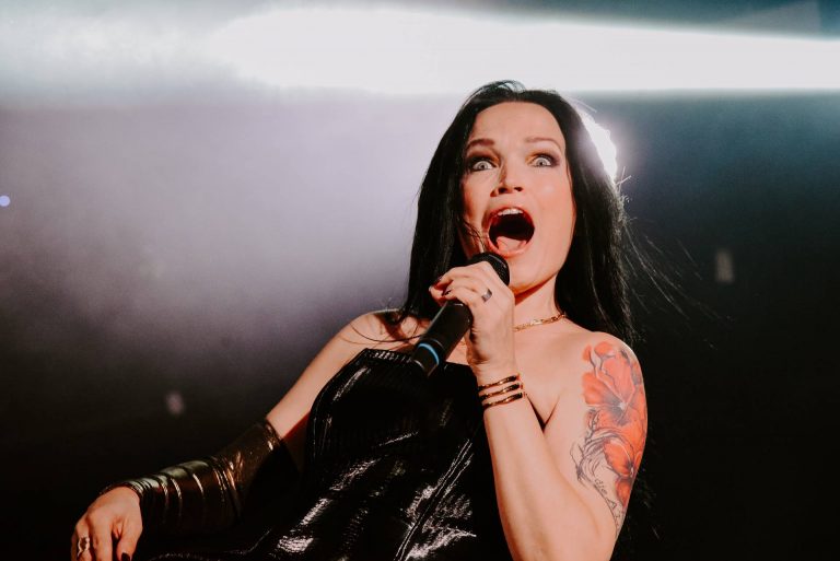 Tarja faz show histórico no RJ para público pequeno, porém fiel