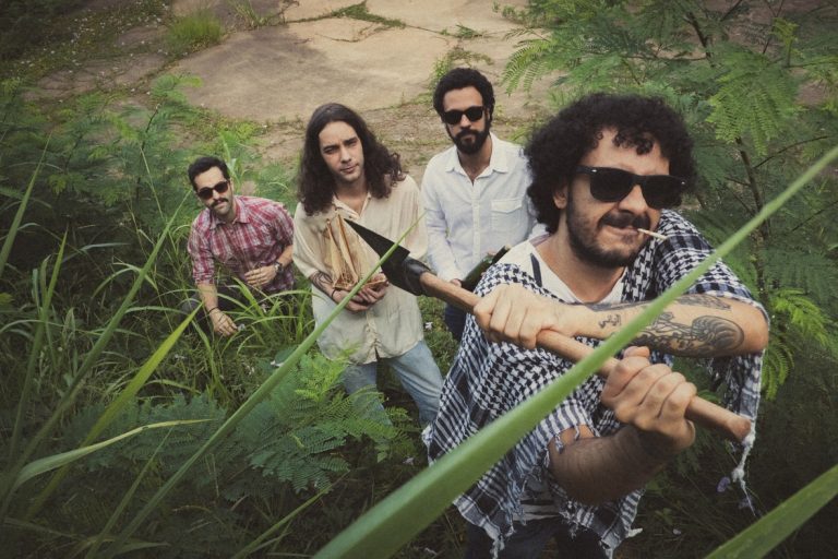 No primeiro full da carreira, quarteto belo-horizontino mantém a base de blues, stoner e grunge e adiciona novos ritmos No primeiro full da carreira, quarteto belo-horizontino mantém a base de blues, stoner e grunge e adiciona novos ritmos