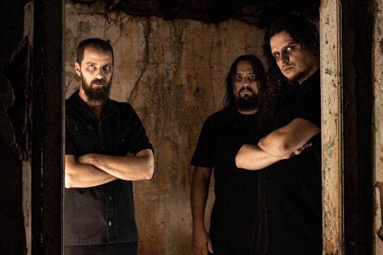 A banda Dysnomia, da esquerda para a direita: Érik Robert (bateria),  Denilson Sarvo (baixo) e João Jorge Pereira (vocal e guitarra).
