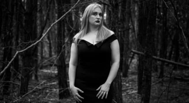 Hail: artista de metal sinfônico lança single “Here She Lies”