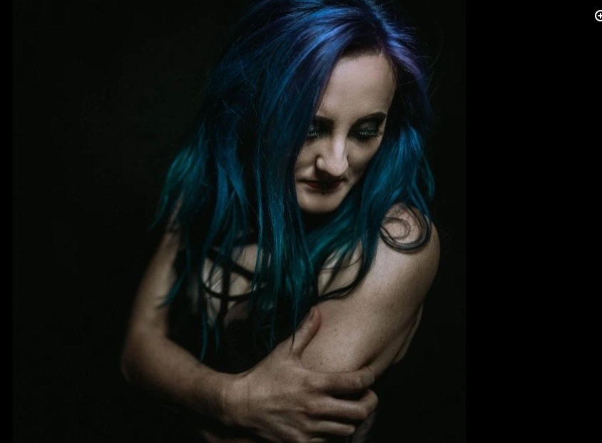 Catherine Elms lança encantador single; Ouça “Medusa” Catherine Elms lança encantador single; Ouça “Medusa”