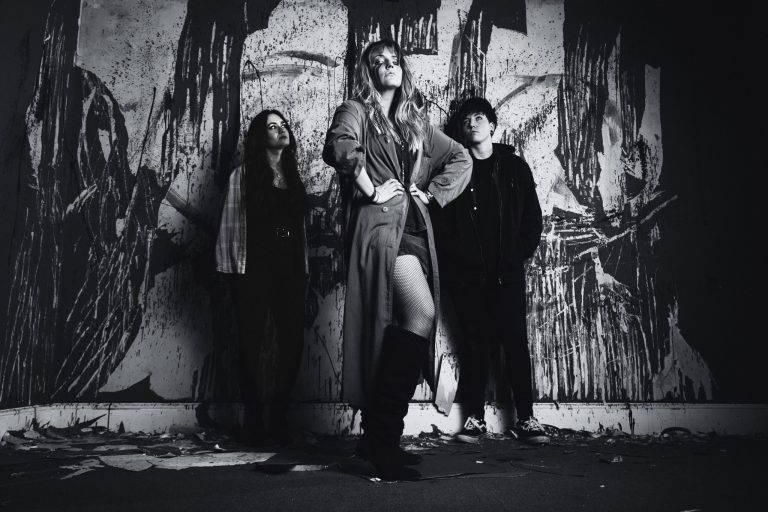 Muddi Brooke: power trio feminino lança versão de “You Don’t Own Me”