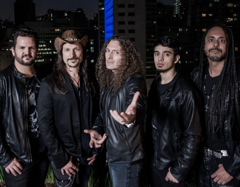 Angra inova em apresentação presencial e por streaming