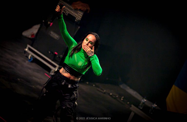 Tatiana Shmailyuk, vocalista do Jinjer, agradecendo os fãs. Tatiana Shmailyuk, vocalista do Jinjer, agradecendo os fãs.