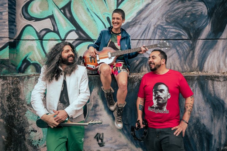 Trio paulistano de rock alternativo usa humor para abordar assuntos sérios e do cotidiano do brasileiro