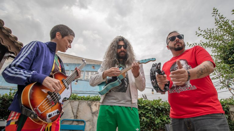 Médicos Cubanos traz deboche e papo sério no novo single ‘Eu não falo emoji fluente’