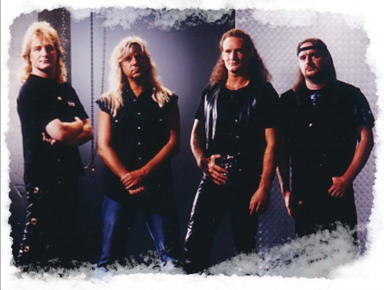 (e/d) Primal Fear em 1998: Tom Naumann (guitarra), Mat Sinner (baixo, vocal), Ralf Scheepers (vocal), Klaus Sperling (bateria) 