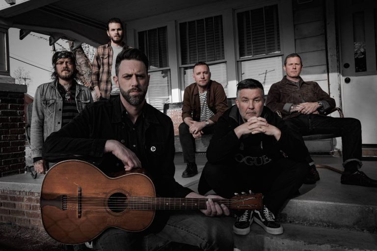 Dropkick Murphys lança novo single e videoclipe ‘Two 6’s Upside Down’