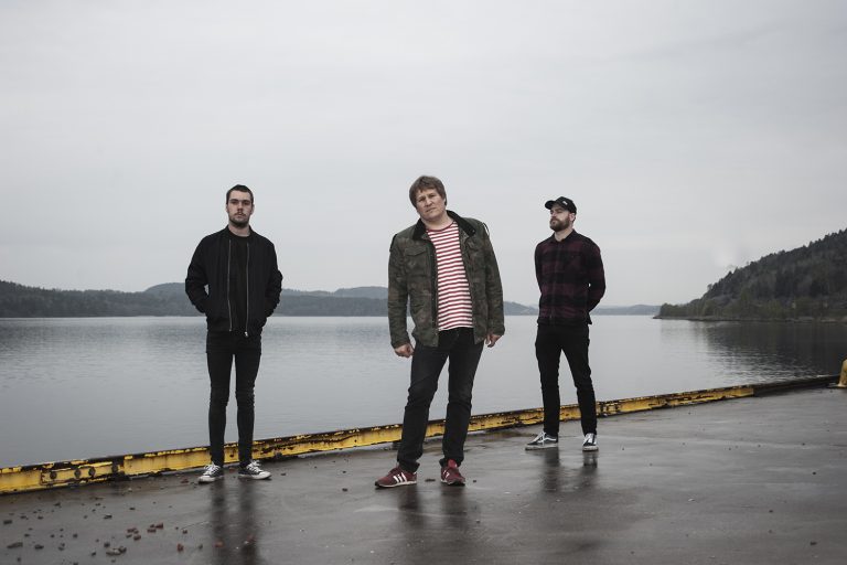 Trio norueguês de punk rock/hardcore Freedumb está de volta com o novo álbum ‘Social Hangover’