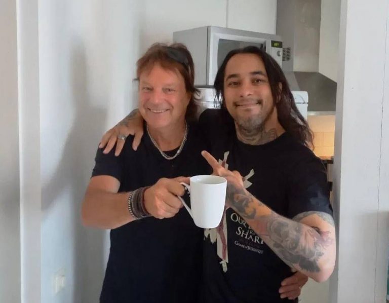 O produtor Andy LaRocque com o baixista e vocalista General Leatherface Perkele (d)