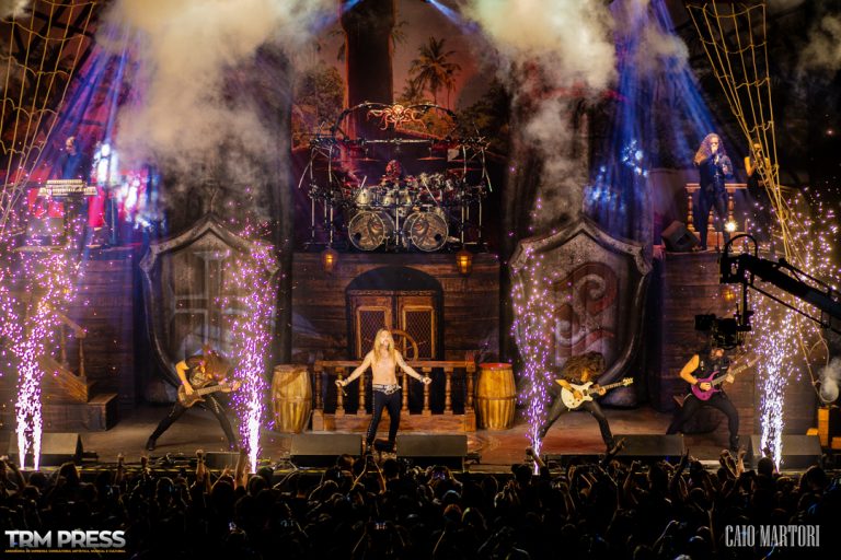 Vocalista celebra show de gravação de DVD, em São Paulo, com público sold out e turnê do Vera Cruz segue ganhando datas na América Latina e Ásia Vocalista celebra show de gravação de DVD, em São Paulo, com público sold out e turnê do Vera Cruz segue ganhando datas na América Latina e Ásia