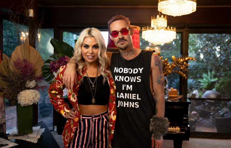 Daniel Johns com a radialista Megan Holiday, que conduz a entrevista na docuseries Daniel Johns com a radialista Megan Holiday, que conduz a entrevista na docuseries