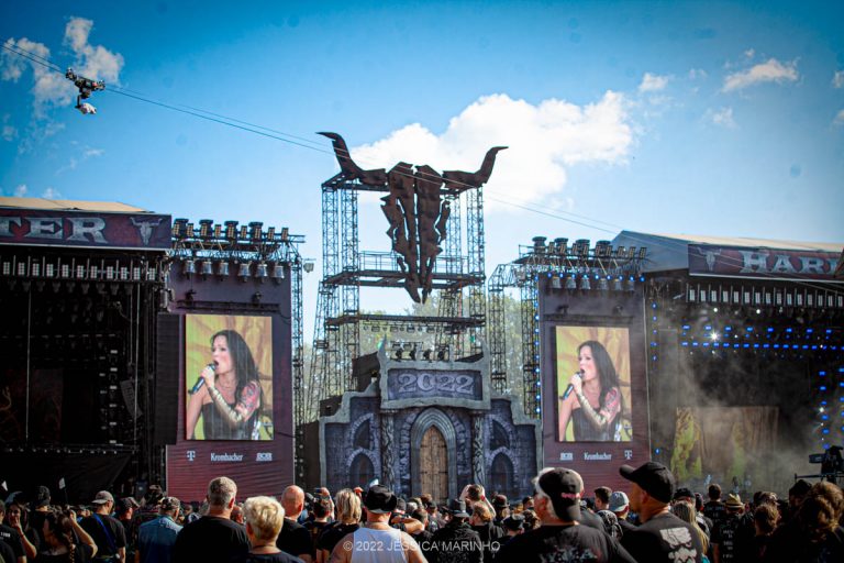 A cantora Tarja se apresenta no palco principal, no último dia do Wacken Open Air 2022 