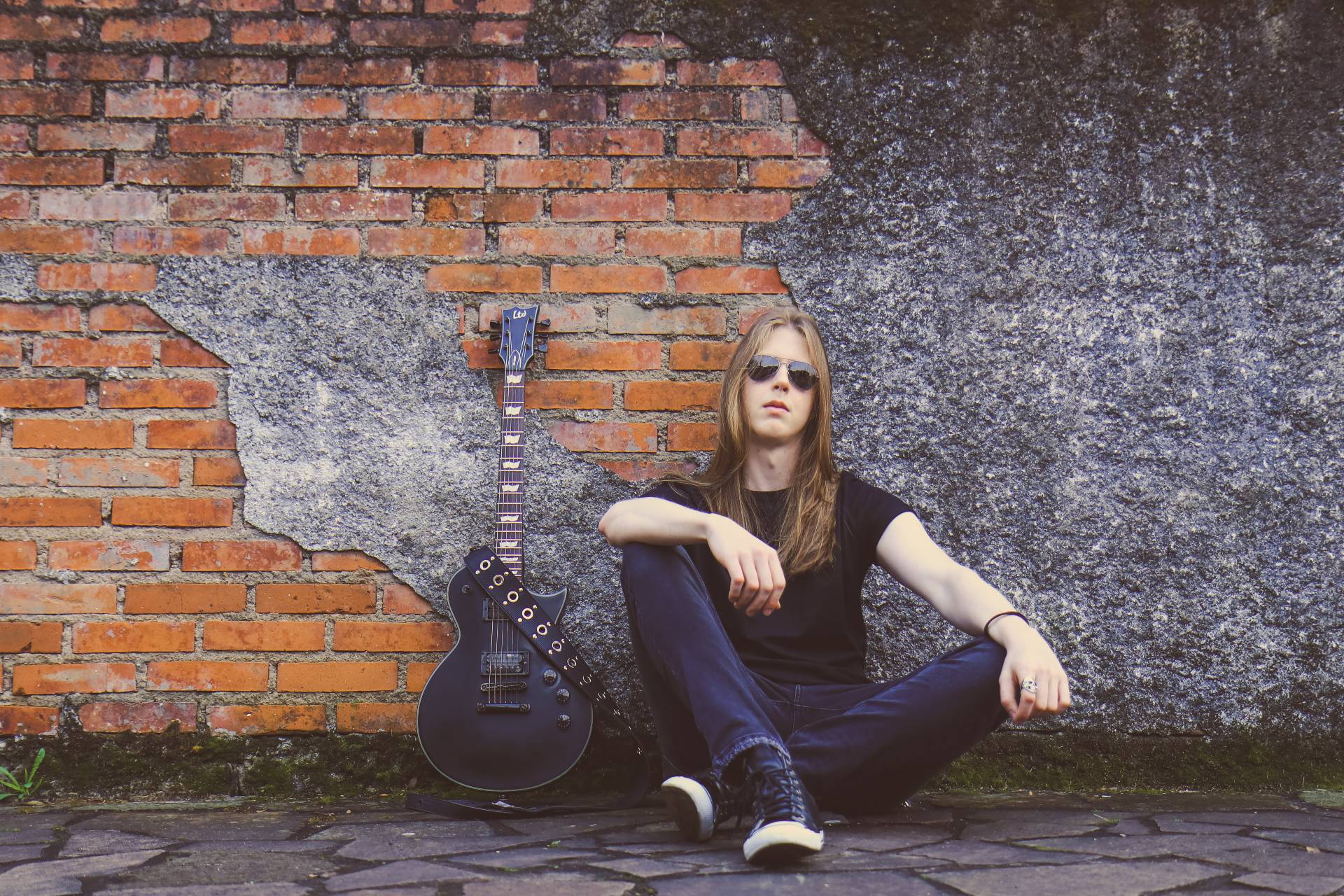 O guitarrista Edu Lersch apresenta primeiro single da carreira