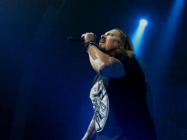 Dream Theater impressiona com técnica e idolatria do público em São Paulo