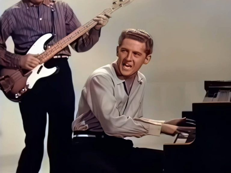 Jerry Lee Lewis, um dos pioneiros do rock and roll, morre aos 87 anos