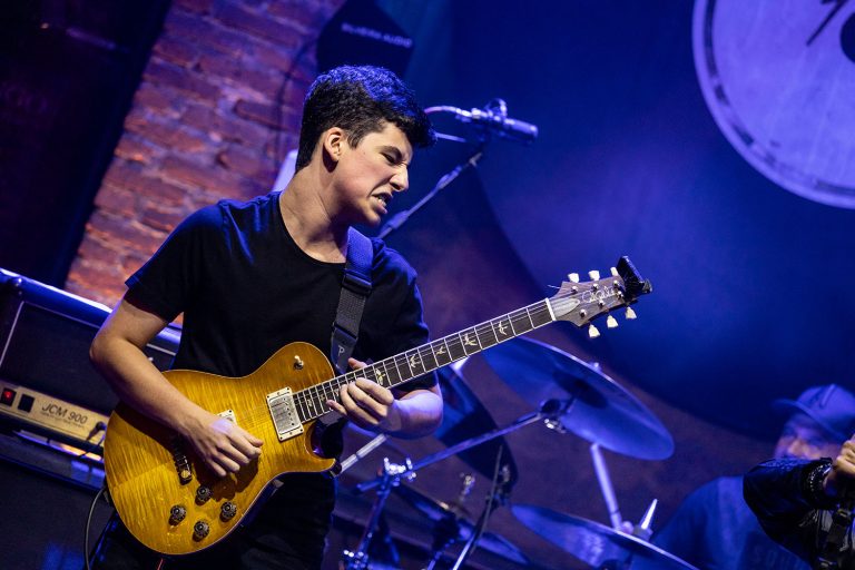 Guitarrista prodígio, de 16 anos, fez show solo com a banda que gravou o disco “Alienize” no dia 5 de outubro, em São Paulo