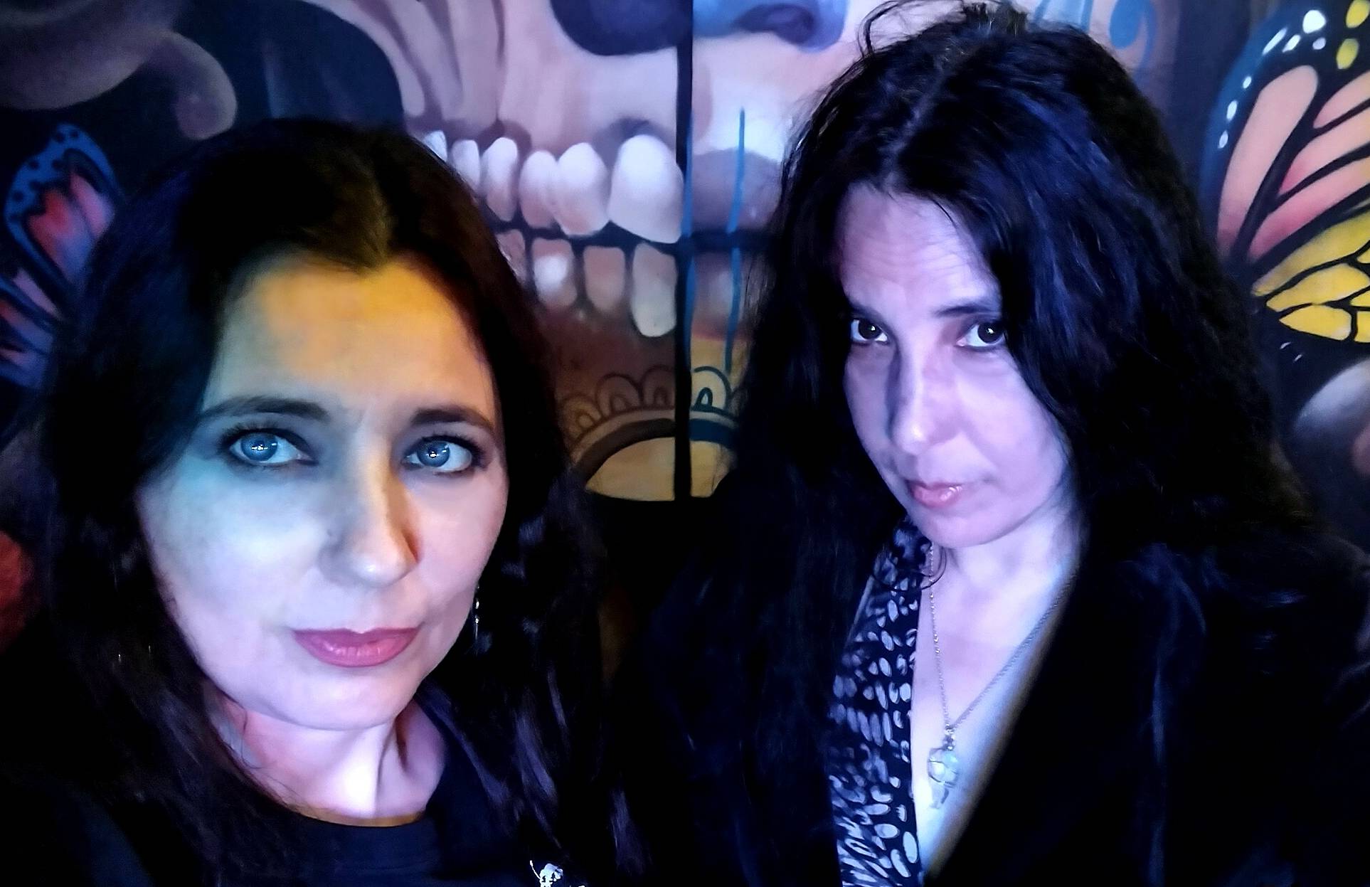 Dupla feminina de Dark Metal Upon Shadows lança “Light and Shadows”