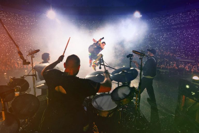 Coldplay anuncia show de estádio em Curitiba e ingressos extras em São Paulo e Rio de Janeiro