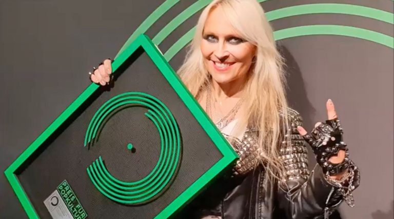 Doro Pesch recebe a premiação Lifetime Achievement Award